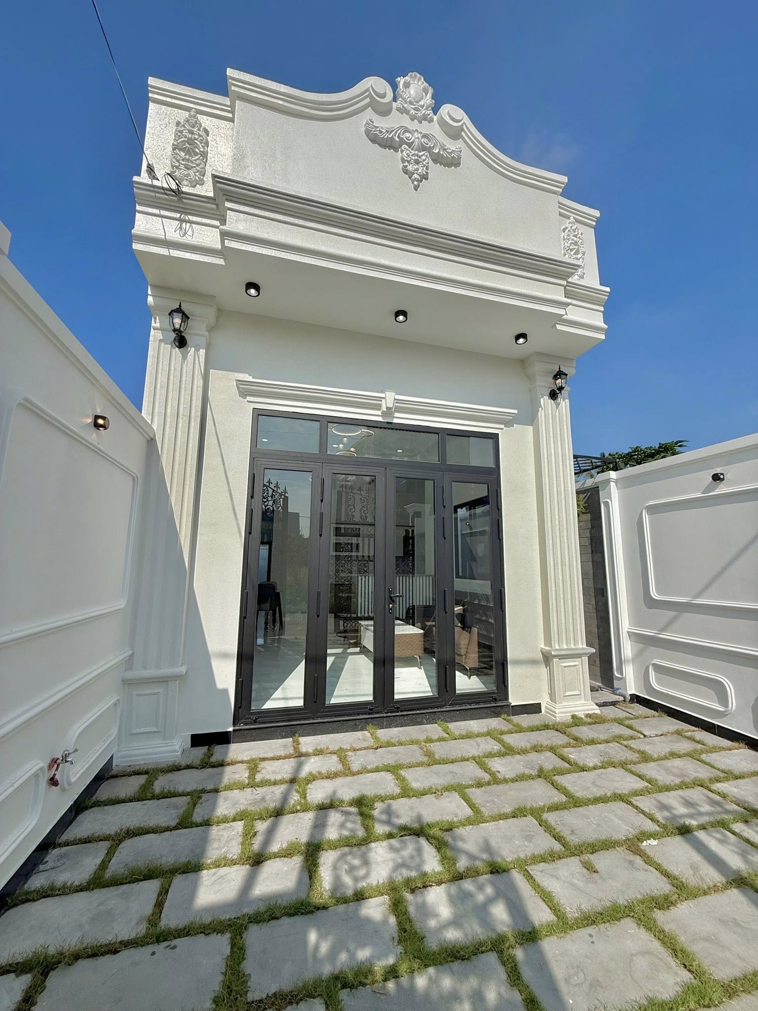 nha-pho-my-tho-thiet-ke-tan-co-dien-105m2