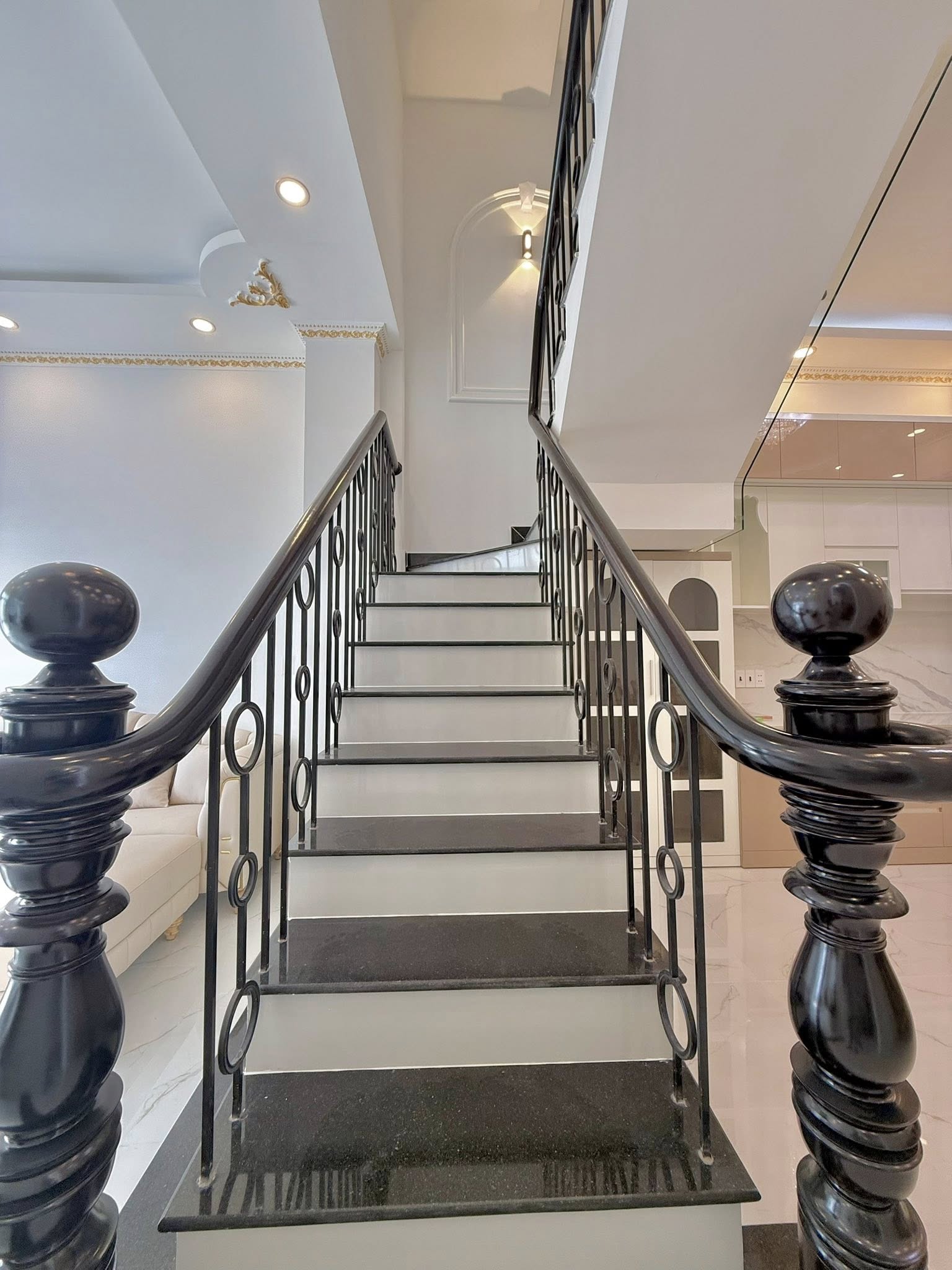 ban-nha-pho-dao-thanh-thiet-ke-tan-co-dien-68m2