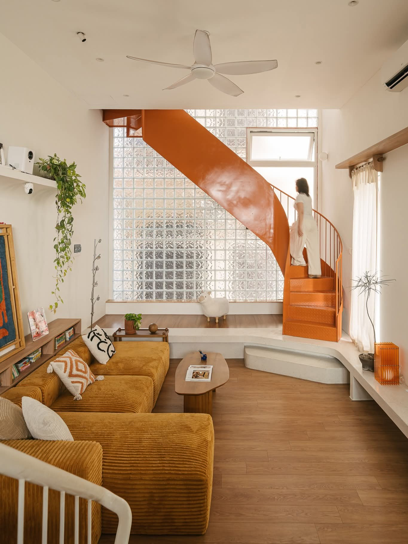 Chiêm Ngưỡng Ngôi Nhà 50m2 Tại Hà Nội: Bản Giao Hưởng Màu Sắc Giữa Lòng Đô Thị