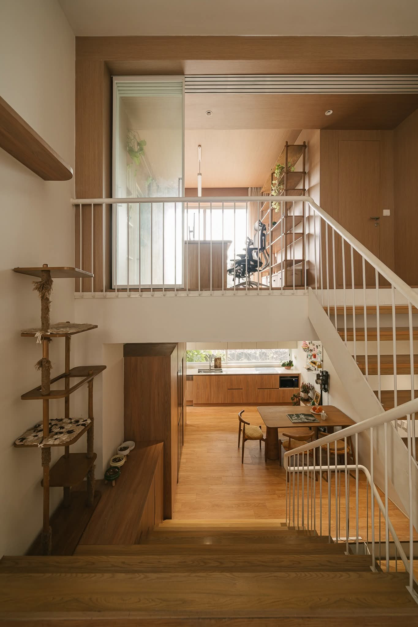 Chiêm Ngưỡng Ngôi Nhà 50m2 Tại Hà Nội: Bản Giao Hưởng Màu Sắc Giữa Lòng Đô Thị