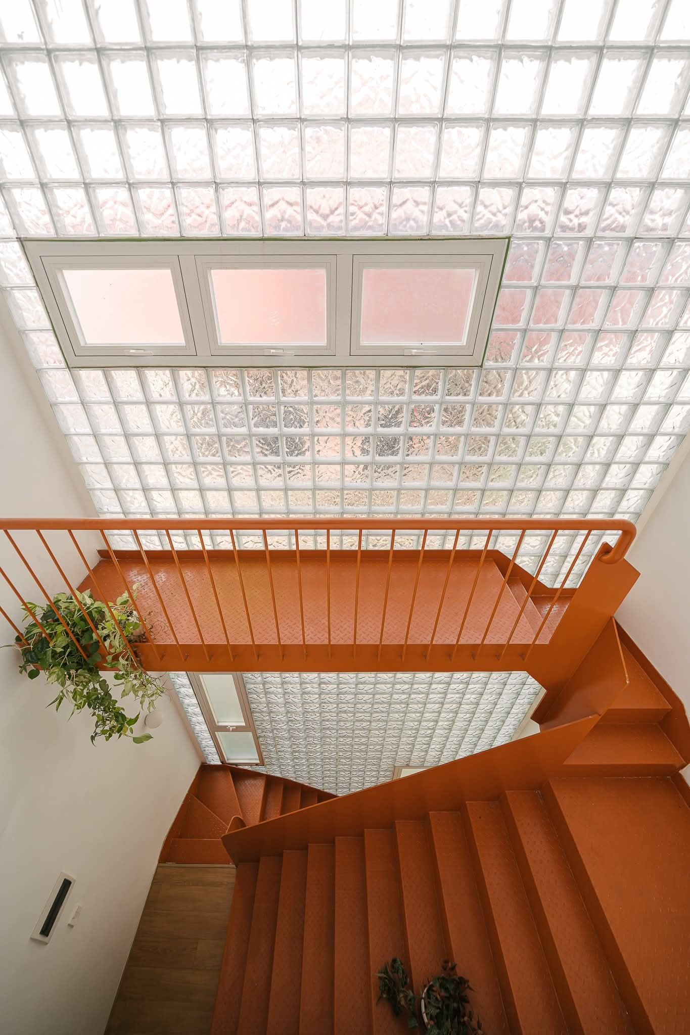 Chiêm Ngưỡng Ngôi Nhà 50m2 Tại Hà Nội: Bản Giao Hưởng Màu Sắc Giữa Lòng Đô Thị